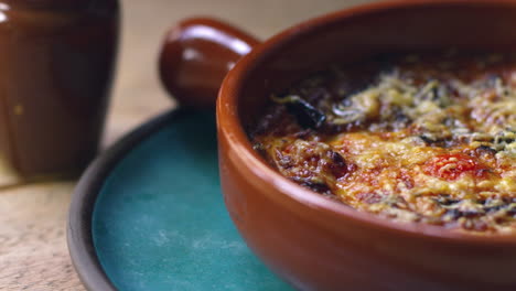 Berenjena,-Queso-Feta-Y-Tomate-Horneados-En-Un-Plato,-Cierre-La-Sartén