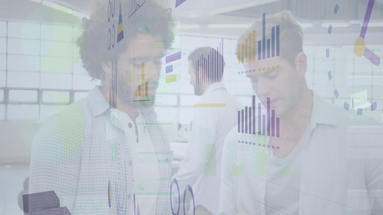 animación del procesamiento de datos financieros sobre diversas personas de negocios