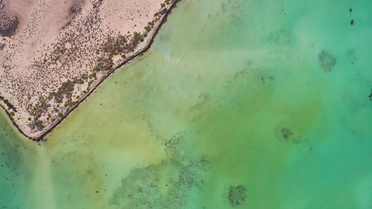 "사우디 아라비아의 아세르 지역 - 이 드론 비디오는 사우디 아랍의 아세어 지역의 놀라운 아름다움을 포착하여 울창한 산, 독특한 풍경 및 풍부한 문화를 보여줍니다."""