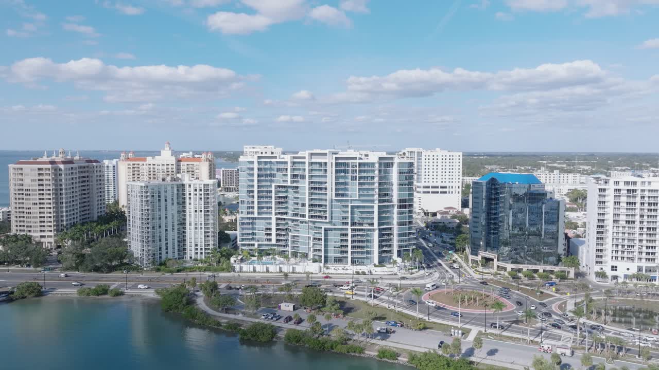 사라소타 시내의 럭셔리 호텔을 향해 날아다니며 매혹적인 도 으로