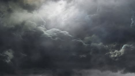 Blitzeinschläge-Bei-Gewitter-In-Dunklen-Wolken