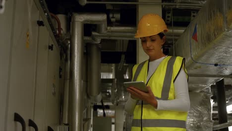 ingeniero trabajando en la sala de control de temperatura