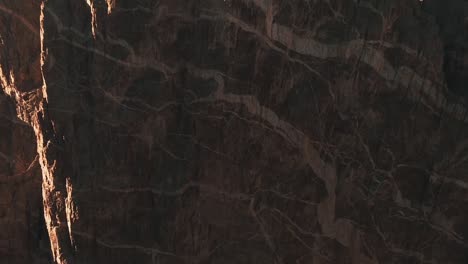 primer plano de las paredes pintadas del cañón negro del parque nacional gunnison en el oeste de colorado, ee.uu.