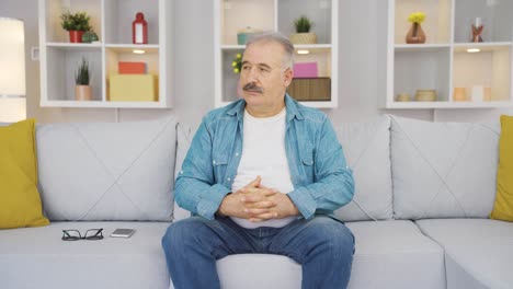 un anciano con una vida infeliz y inquieta.