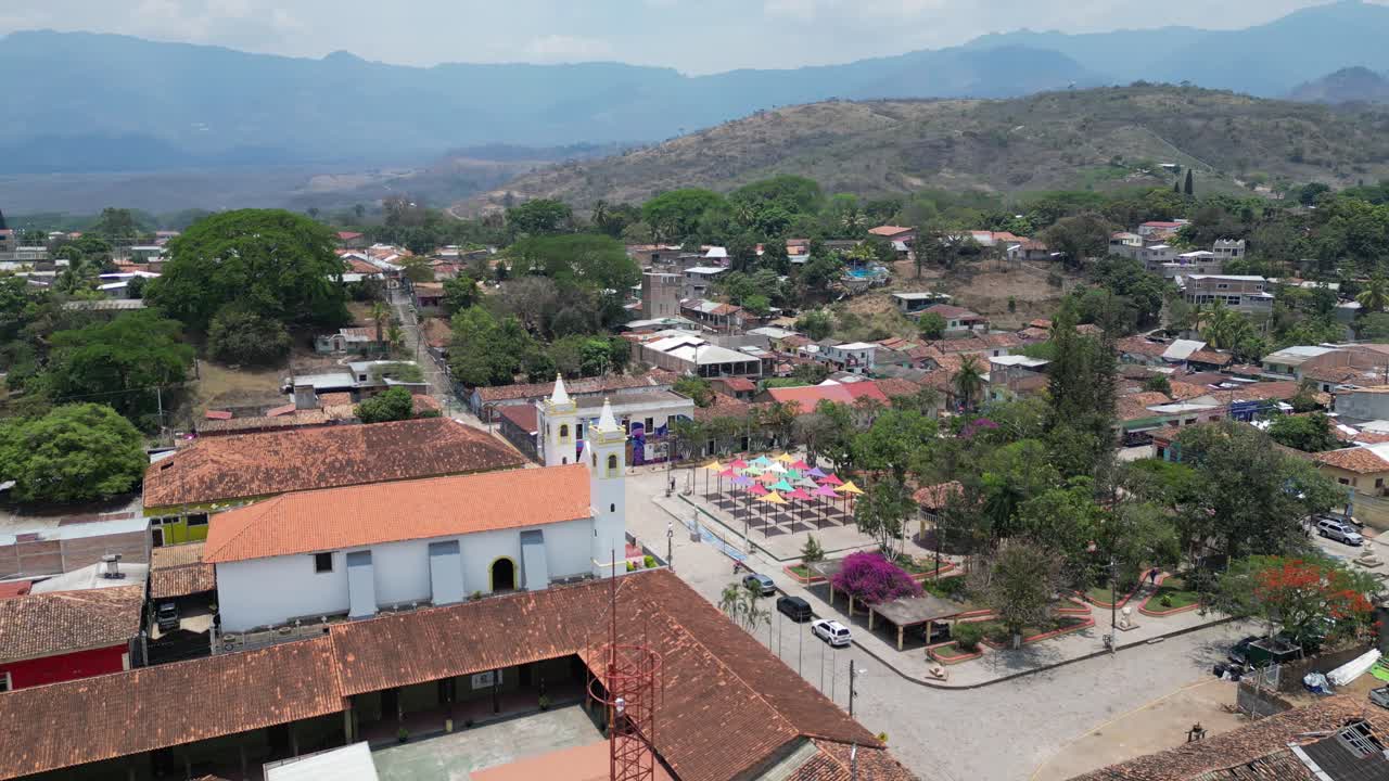Vista aerea di una colorata comunità rurale ispanica a Cantarranas, Honduras, patrimonio dell'America Latina