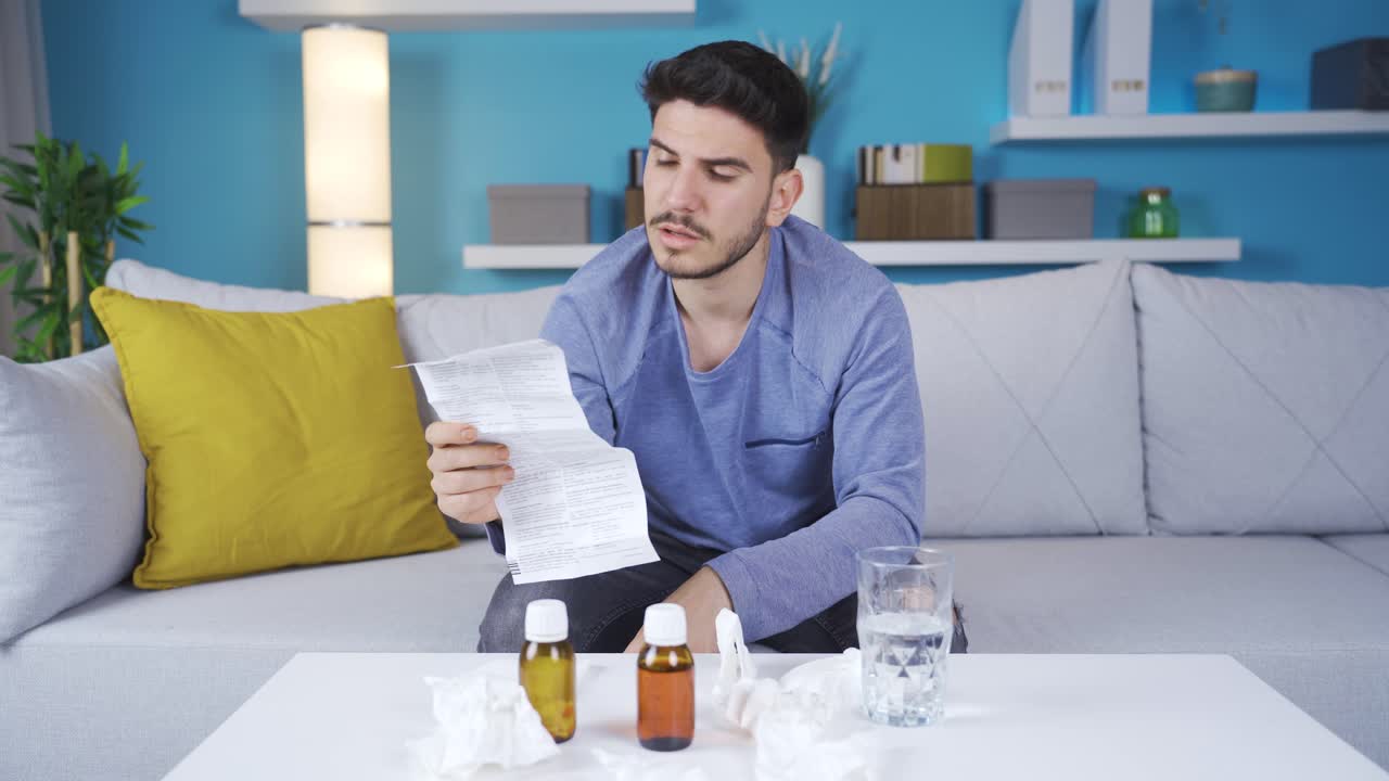 el joven enfermo que lee el folleto del medicamento es perezoso.