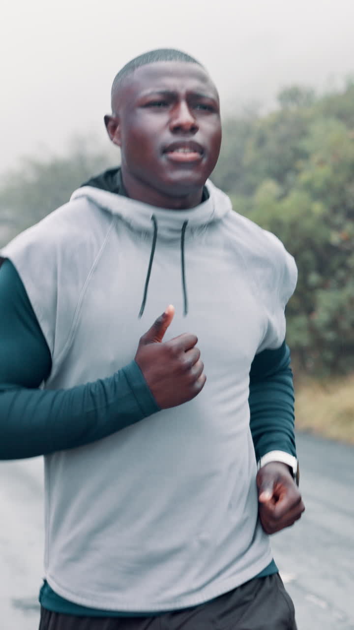 Uomo determinato che corre su una strada nebbiosa all'aperto