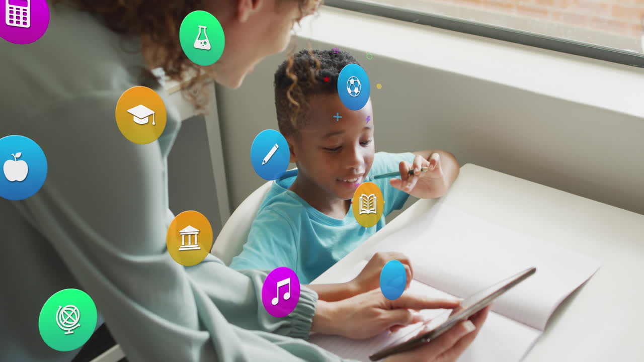 animación de iconos escolares sobre diversas maestras con tableta hablando con escolares en el escritorio