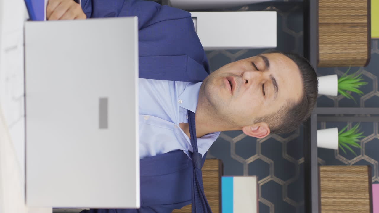 숨이 쉬지 않는 사업가의 수직 비디오.