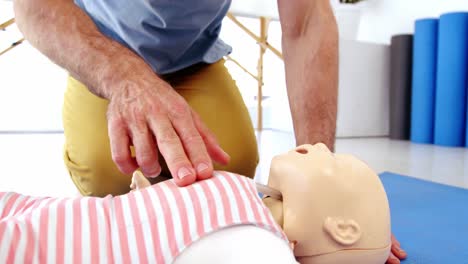 paramédico masculino durante el entrenamiento de reanimación cardiopulmonar