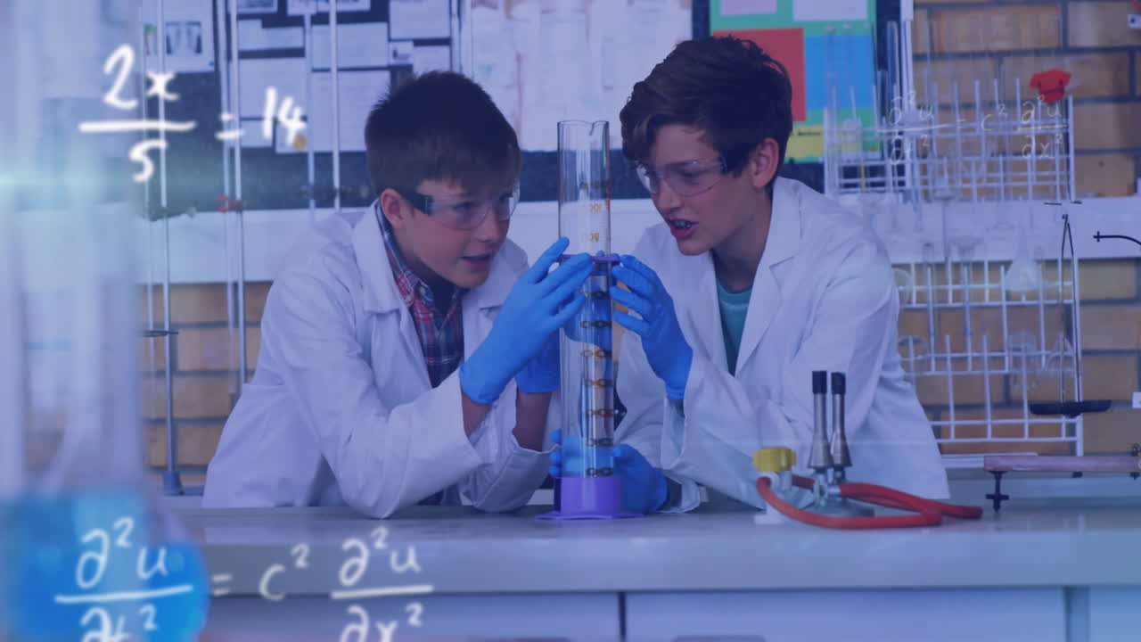 animación de ecuaciones matemáticas sobre diversos escolares durante la lección de química