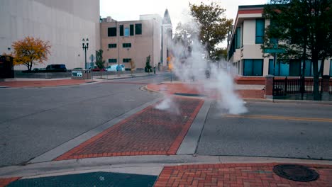 Dampf-Steigt-Unter-Einer-Stadtstraße-In-Lansing,-Michigan-Auf