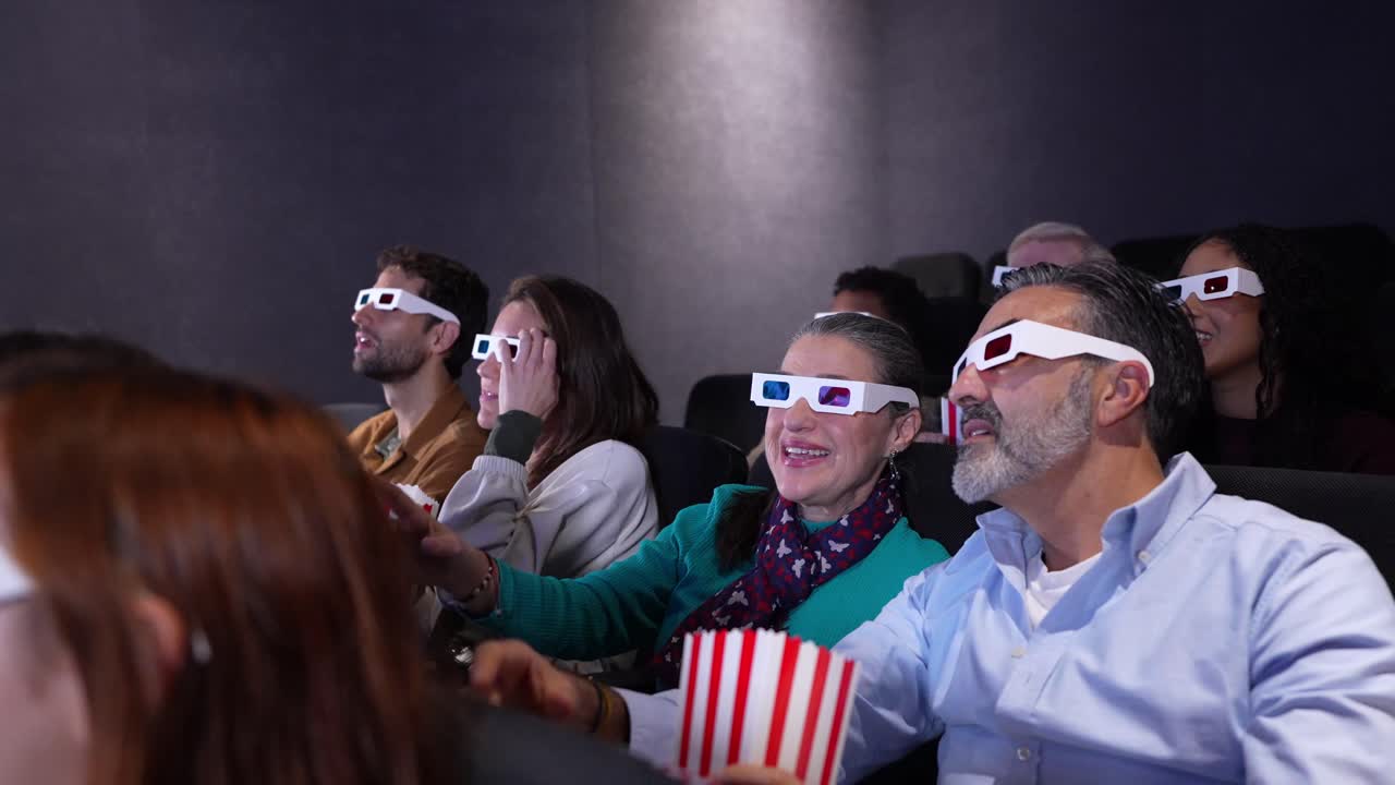 Persone che guardano un film in 3D in un cinema