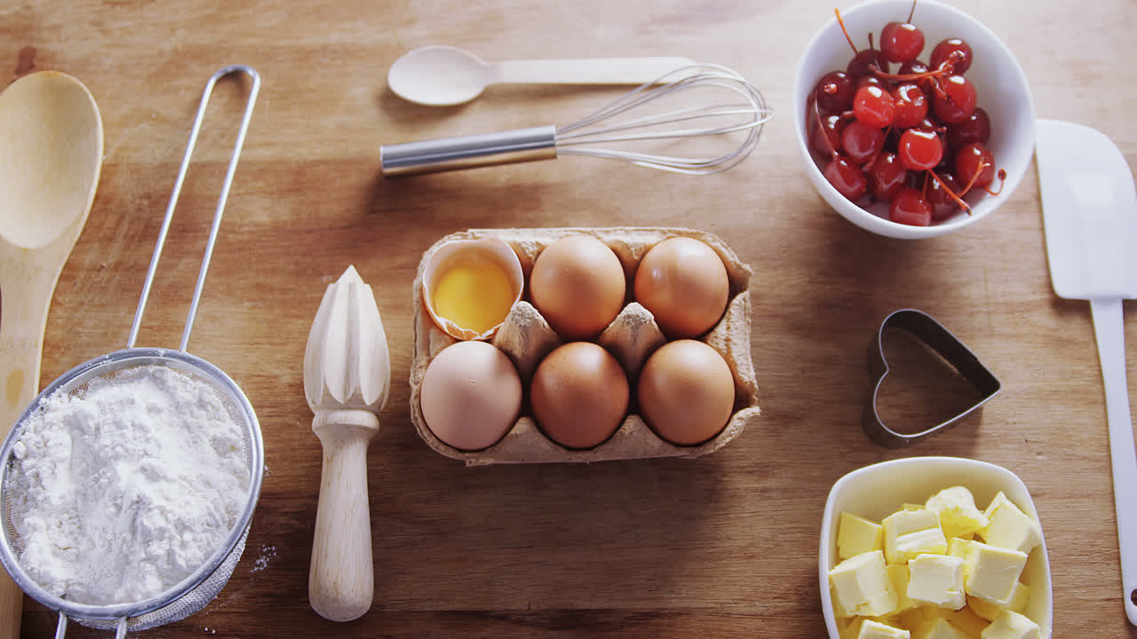 각종 재료와 주방 기기 나무 테이블에 4k