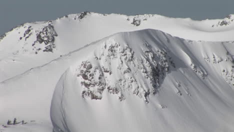 Tiro-Largo-De-Montañas-Escarpadas-Cubiertas-De-Nieve