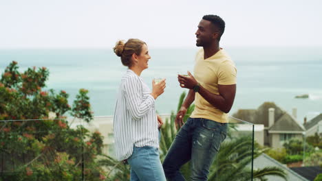 Una-Pareja-Joven-Disfrutando-De-Bebidas