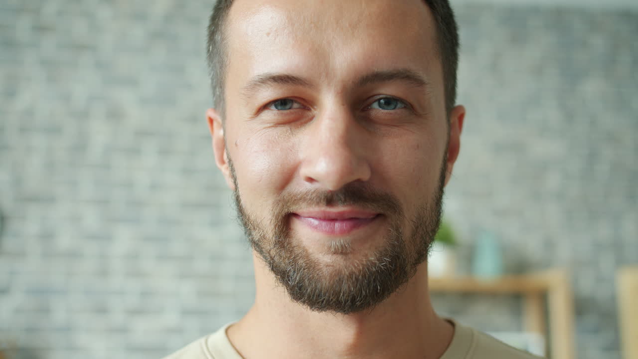 retrato en primer plano de un hombre sonriente