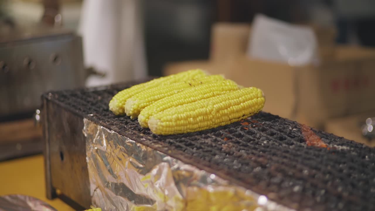 maíz dulce japonés asado a la parrilla en el mercado callejero durante el festival yoiyama en el festival gion matsuri por la noche en kyoto, japón