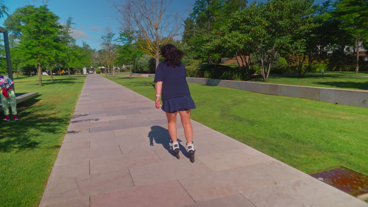 Donna che pattina in linea al parco