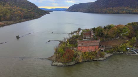 Verlassene-Burg-Auf-Einer-Insel