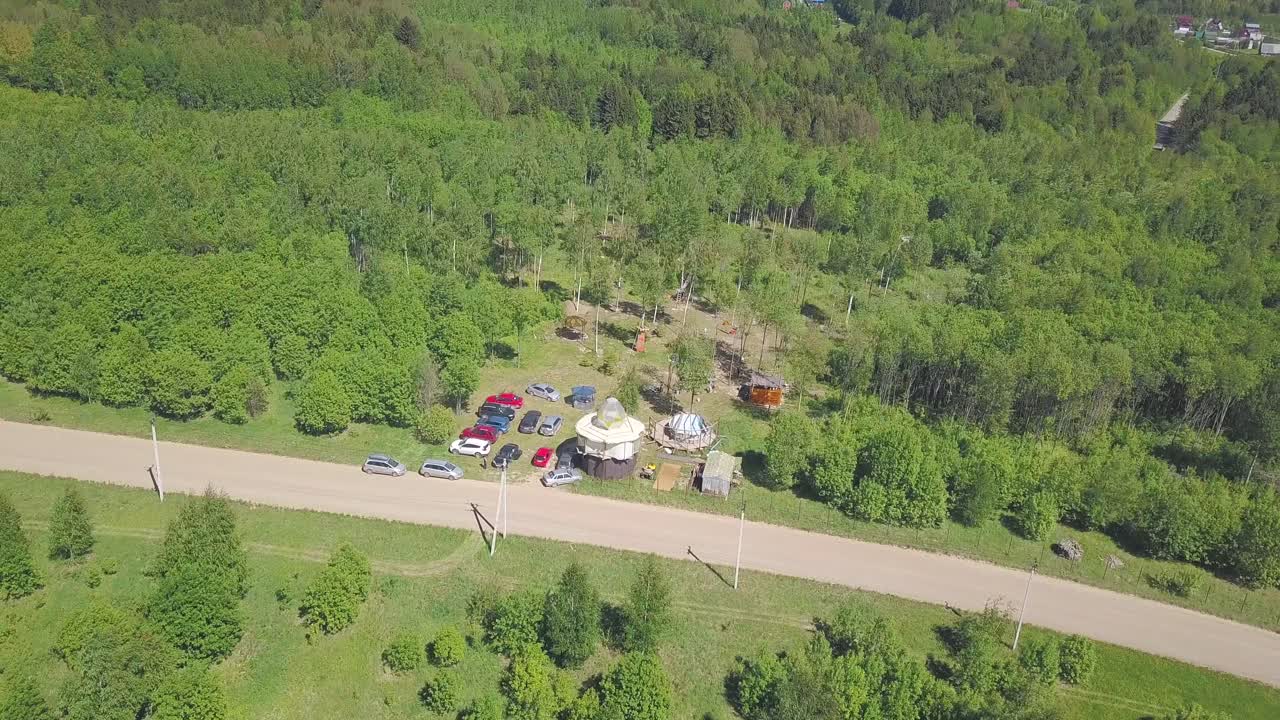 구조물 과 주차장 이 있는 시골 지역 의 공중 사진