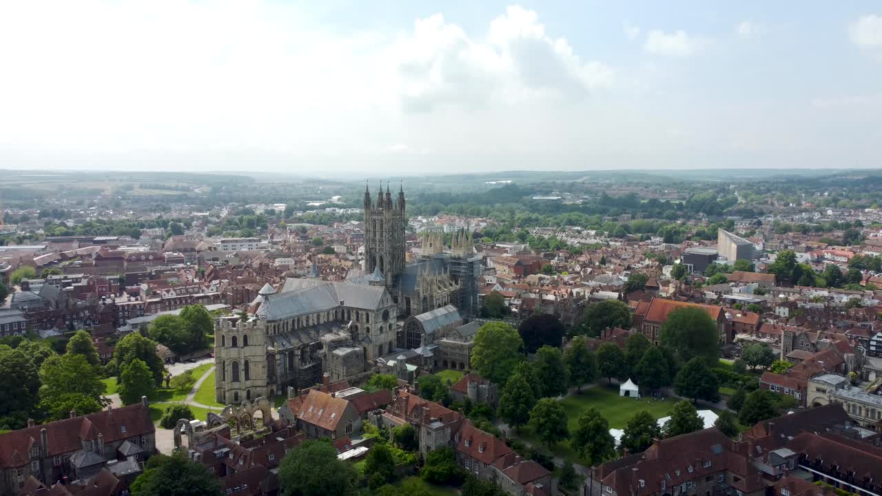 imágenes de drones de 4k en movimiento lento de la catedral de canterbury