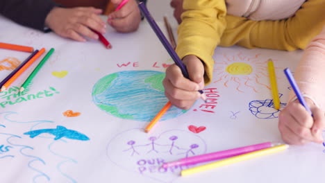 Niños-En-El-Aula,-Dibujando-Con-Color