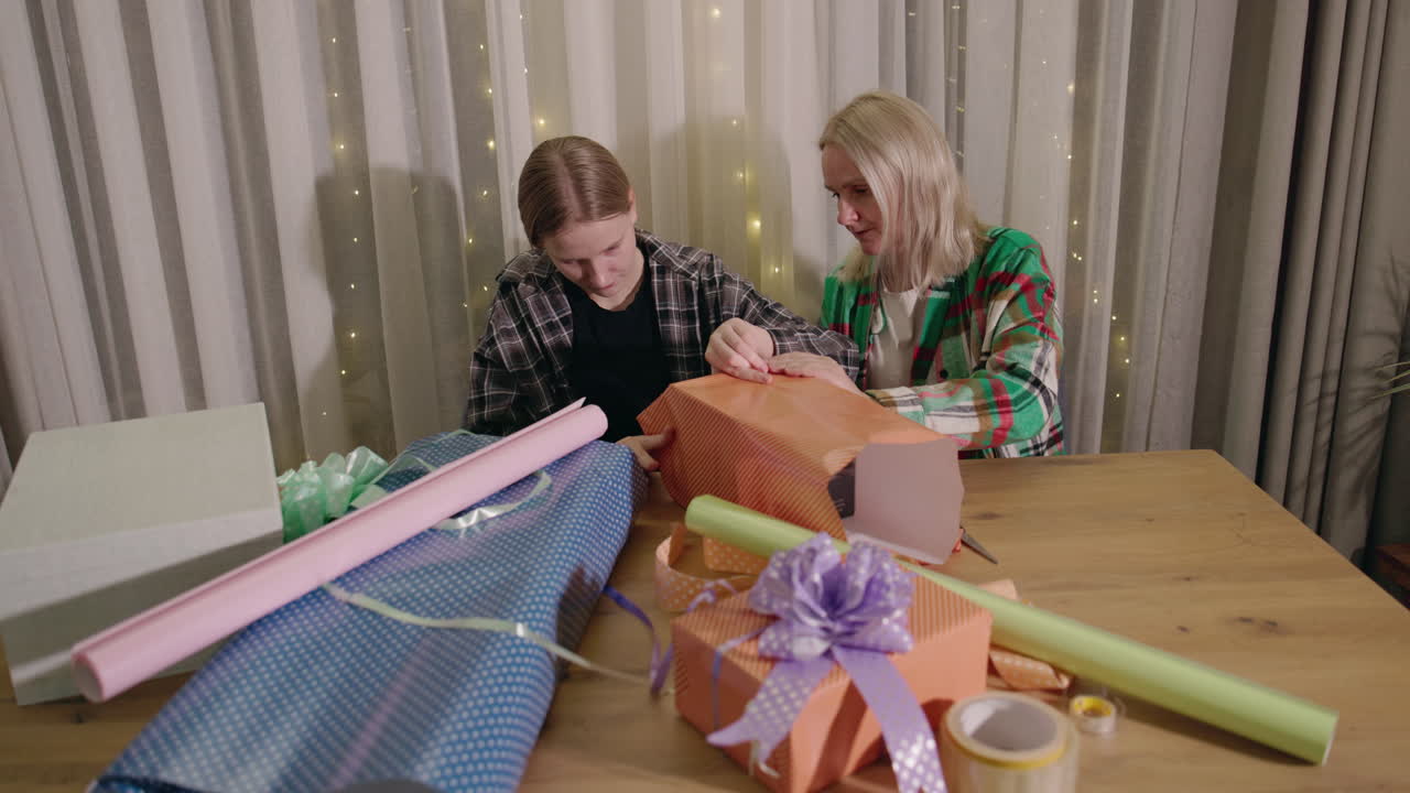 el regalo de la familia envuelto juntos