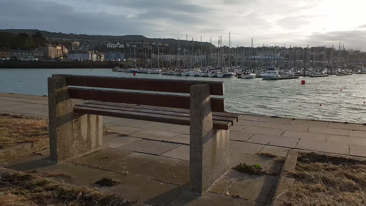 banco con vistas a la bahía de howth