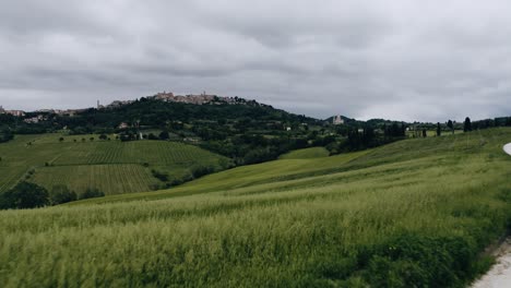 Vista-Aérea-Baja-Alejándose-De-Las-Tierras-Rurales-De-Italia