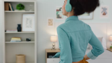 Black-woman,-dance-and-headphone-music-in-bedroom