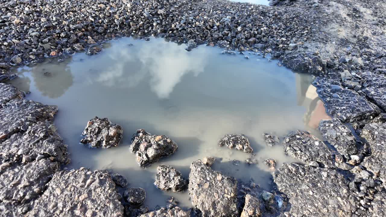 도로 에 있는 구 이 있는 웅이