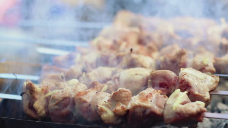 carne a la parrilla. primer plano. trozos de carne en mangal. comida de barbacoa a la parrilla. macro