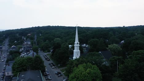 Drones-Volando-Alrededor-De-La-Torre-De-La-Iglesia-Revelan-El-Paisaje-Costero-Del-Puerto-De-Maine,-Estados-Unidos