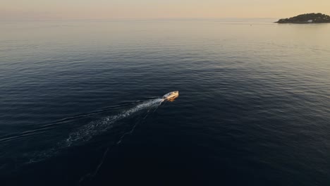 Barco-Fuera-De-La-Costa-Cabalgando-Rápido-Al-Atardecer