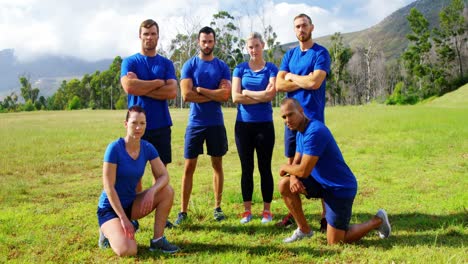 Personas-En-Forma-Posando-Juntas-En-El-Campo-De-Entrenamiento-4k