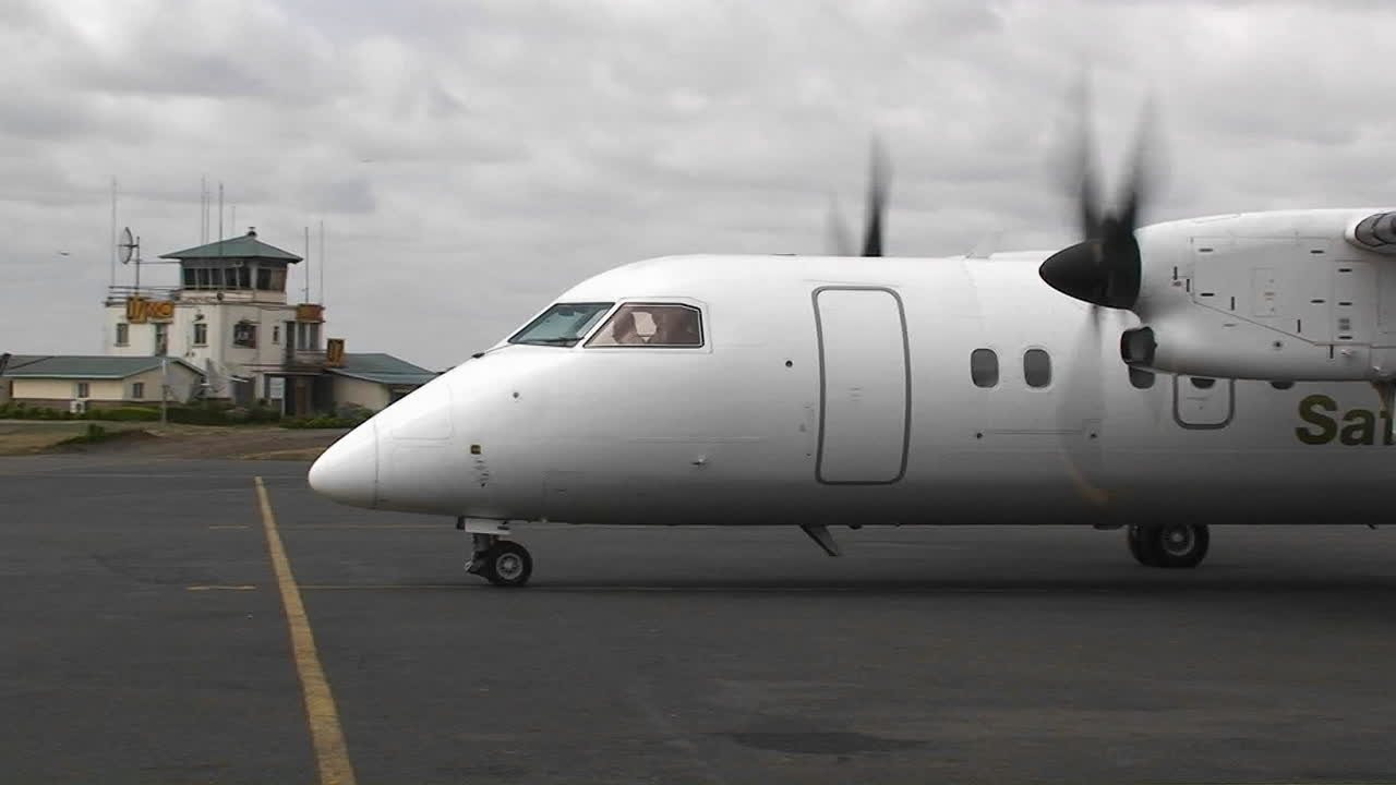 двухмоторный самолет "пропплан" на асфальте аэропорта