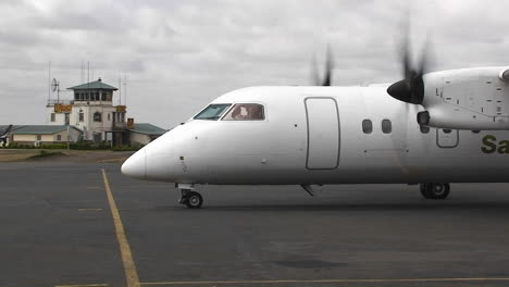 propplane bimotor en la pista del aeropuerto