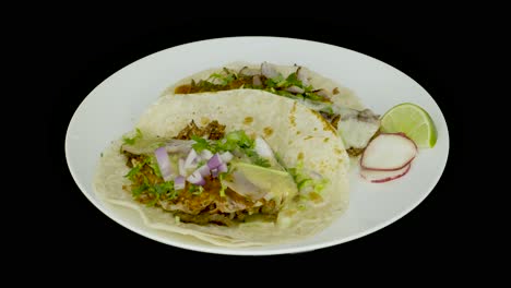 dos tacos con queso en un plato giratorio