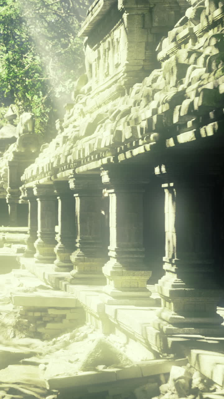Ruinas de estructuras antiguas bañadas por la luz durante el día.
