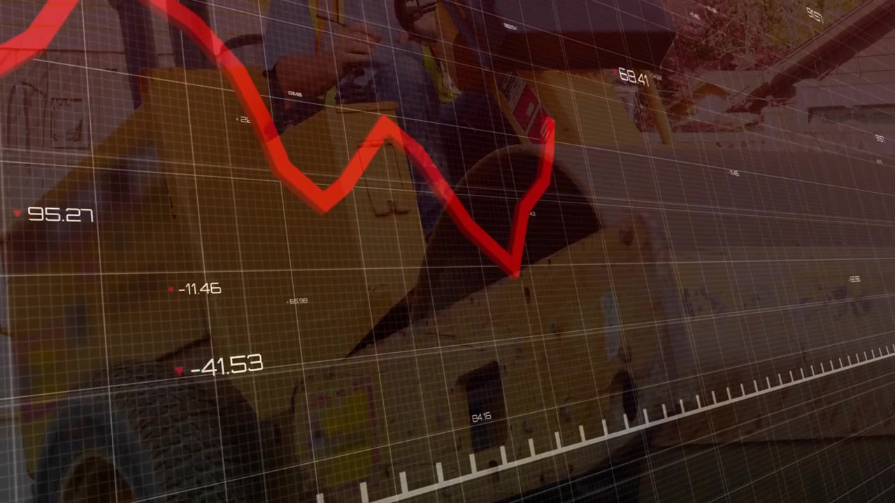 Gráfico de linha vermelha animando sobre uma grade transparente em movimento, revelando um operador de carregadeira ajustando os controles.