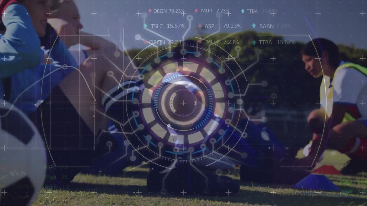 다양한 여성 축구 선수 훈련에 대한 둥근 스캐너 및 데이터 처리 애니메이션