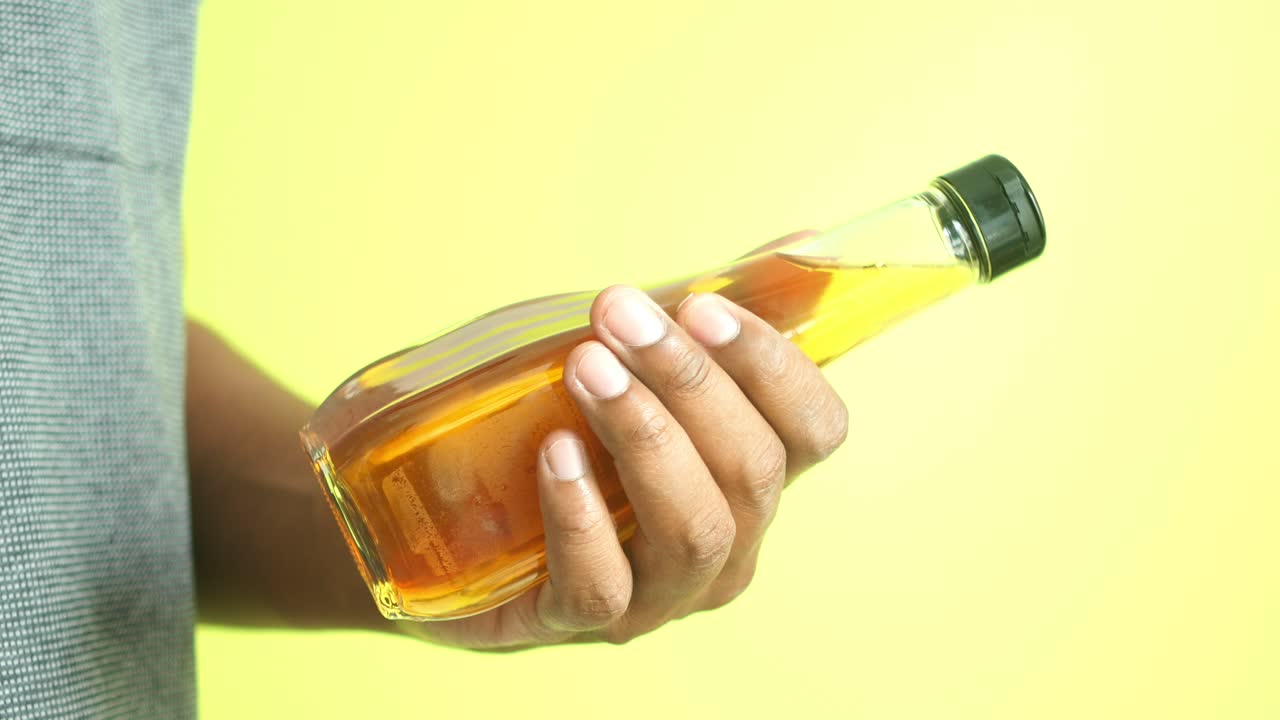 시럽 한 병 을 들고 있는 사람