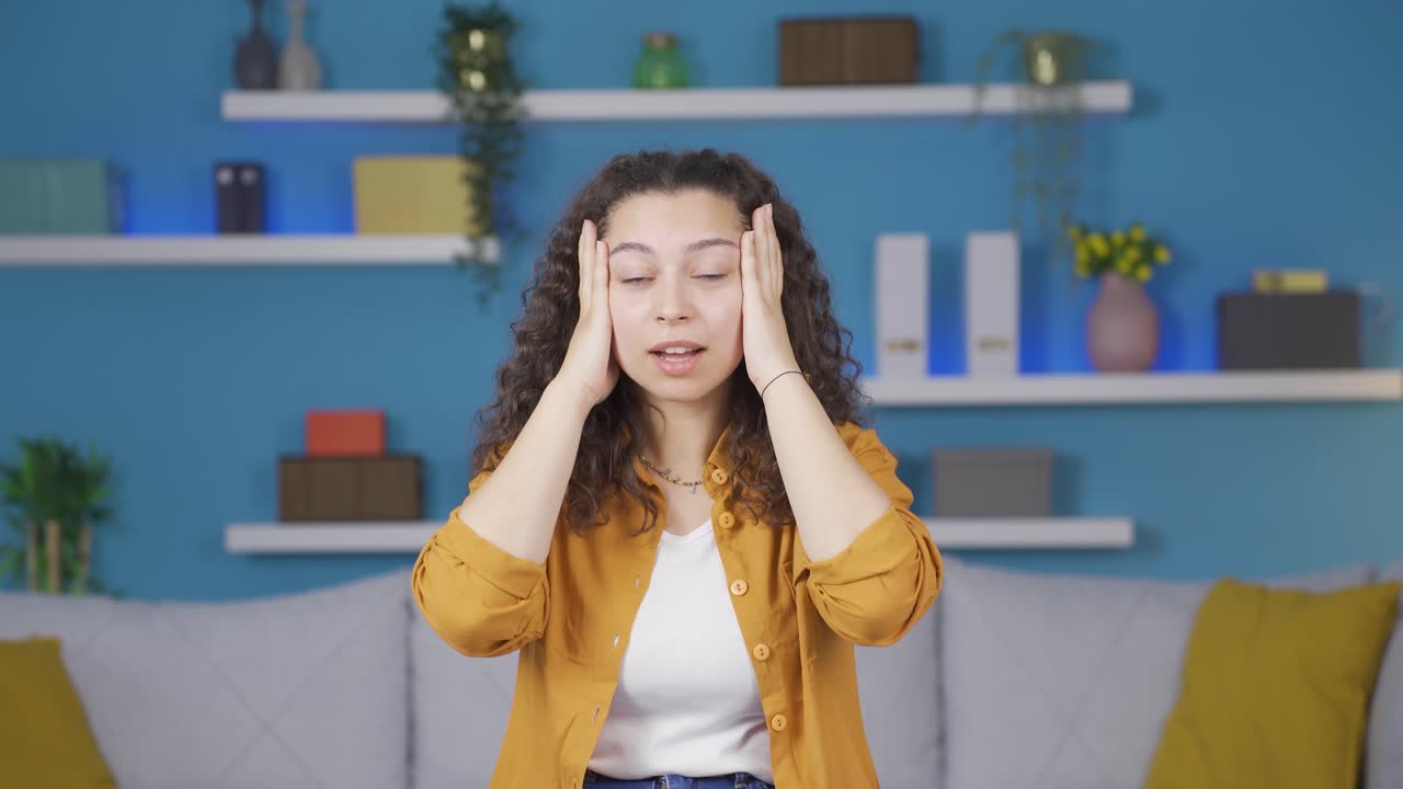 젊은 여성이 놀라서 카메라를 쳐다보고 있습니다.