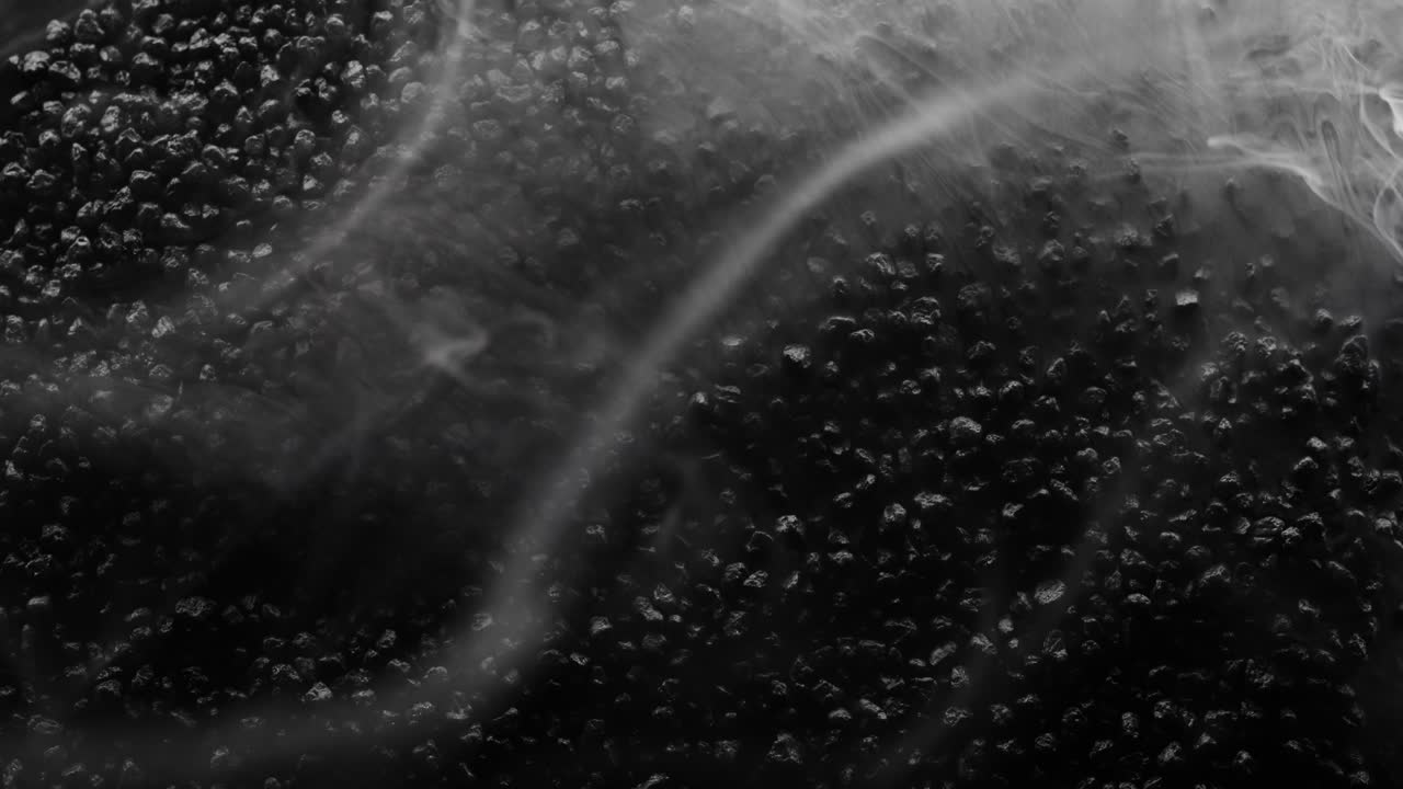 구름과 우유 같은 안개는 우유 같은 흐름 속에서 검은 돌의 풍경을 고 있습니다.