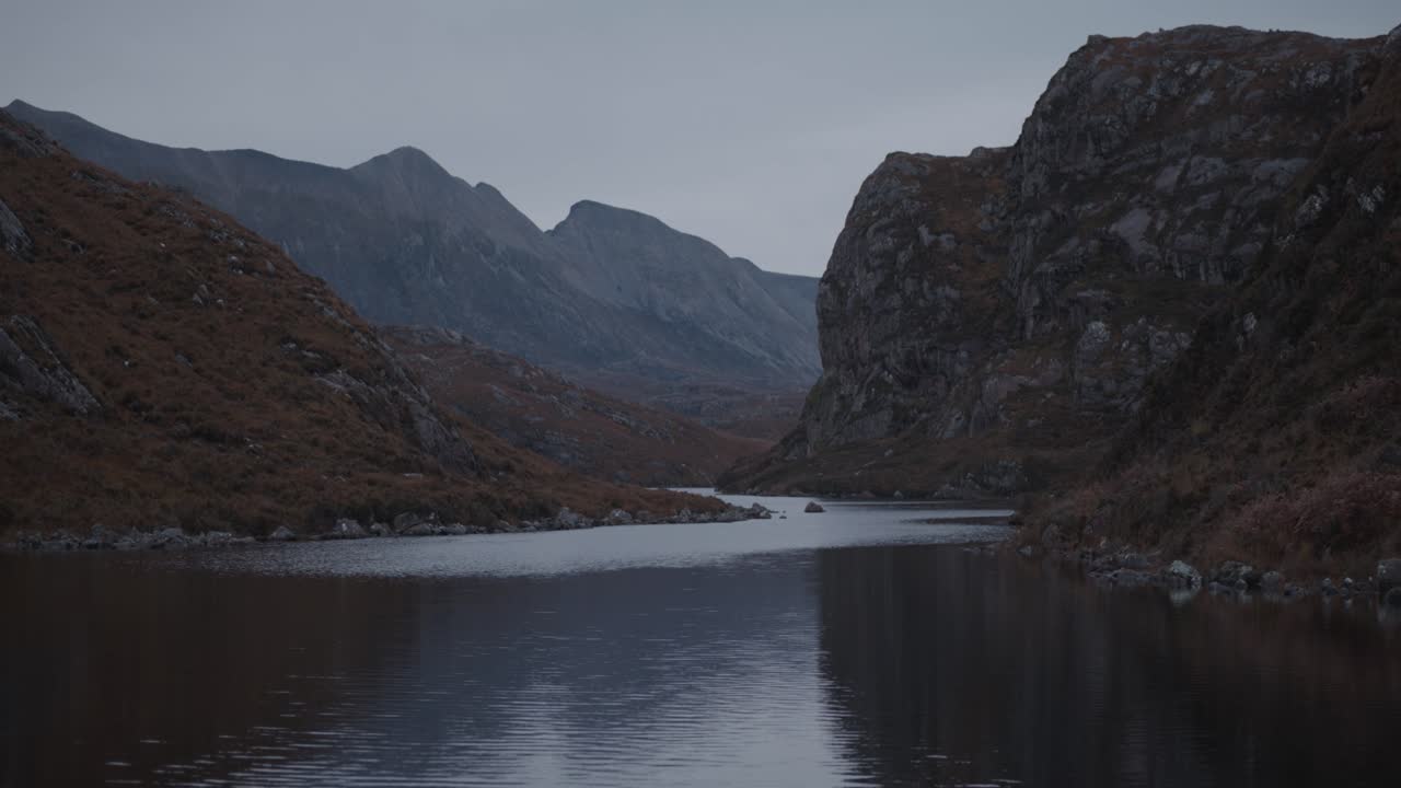 평온한 산 호수 풍경