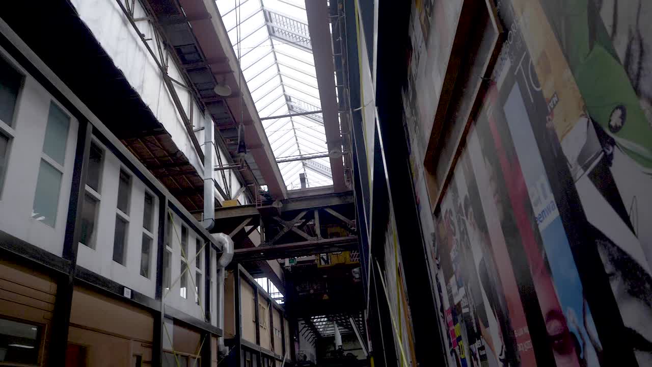 Panorering som avslører en stor industrihall i NDSM Loods eller IJ hallen, et kulturelt knutepunkt og turistattraksjon i Amsterdam.