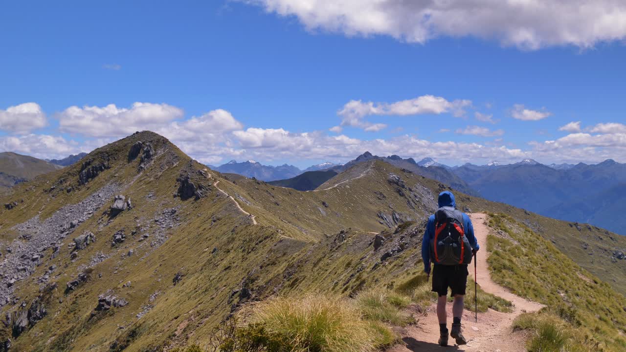 estático fuera del centro, el caminante cruza la cordillera alpina, vasto paisaje montañoso, fiordland, kepler track nueva zelanda