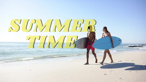 animación de texto de tiempo de verano sobre una pareja diversa caminando con tablas de surf en la playa