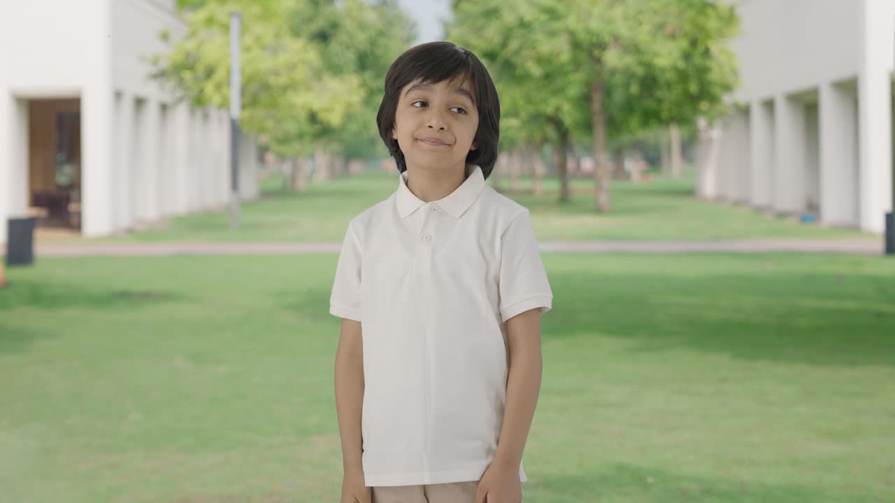 niño indio perezoso sintiéndose somnoliento y bostezando en el parque